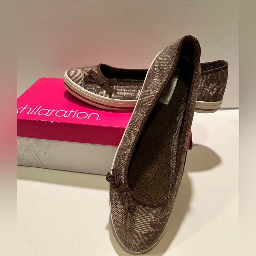 WOMEN’S XHILARATION SLIP ON SNEAKERS.